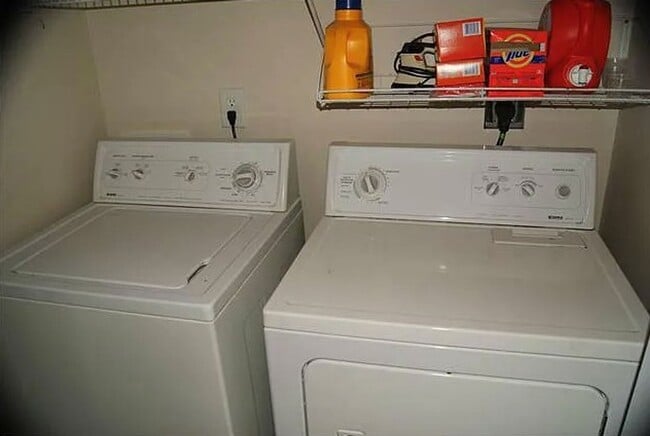 Building Photo - 21 Canary Ct