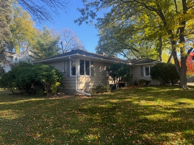 Building Photo - Amazing Home Next to Interlachen Golf Course with 4 bedrooms on Main Level, and Pond!