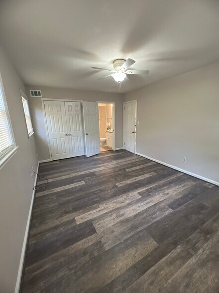Building Photo - 2220 Mahan Dr