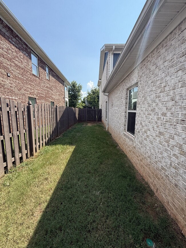 Building Photo - 22 Desert Oak Ct SW