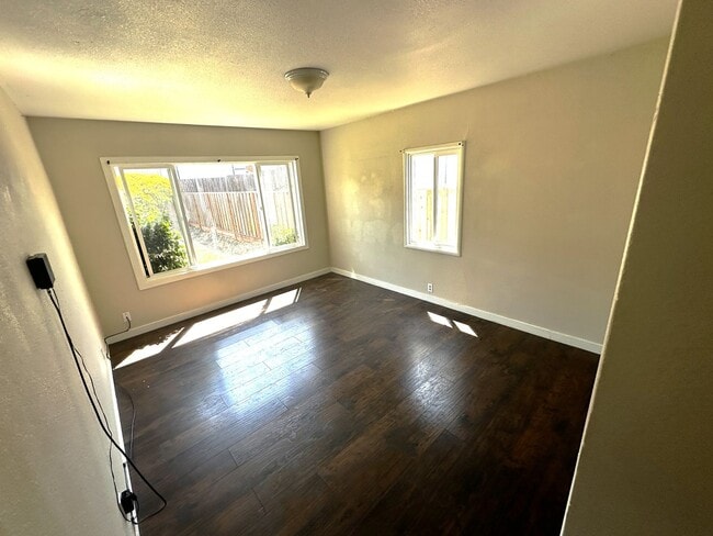 Building Photo - 3 + Beds 2 Baths Home With Large Yard /Was...