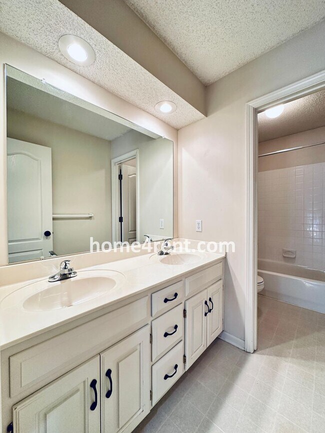 Building Photo - Blue Valley Northwest home on a cul-de-sac w/ granite counters, ss appliances and fenced yard!