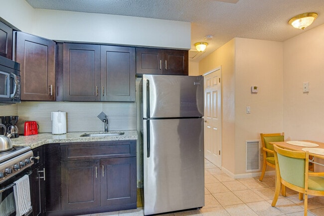 Building Photo - 412 NE 4th Ave