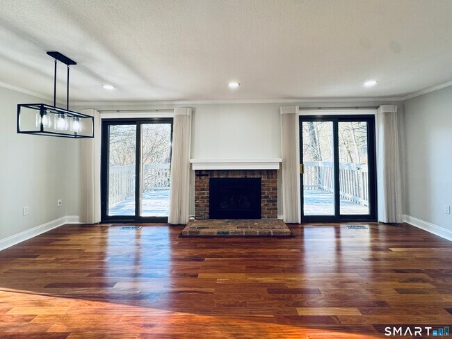 Building Photo - 2 Highland Square