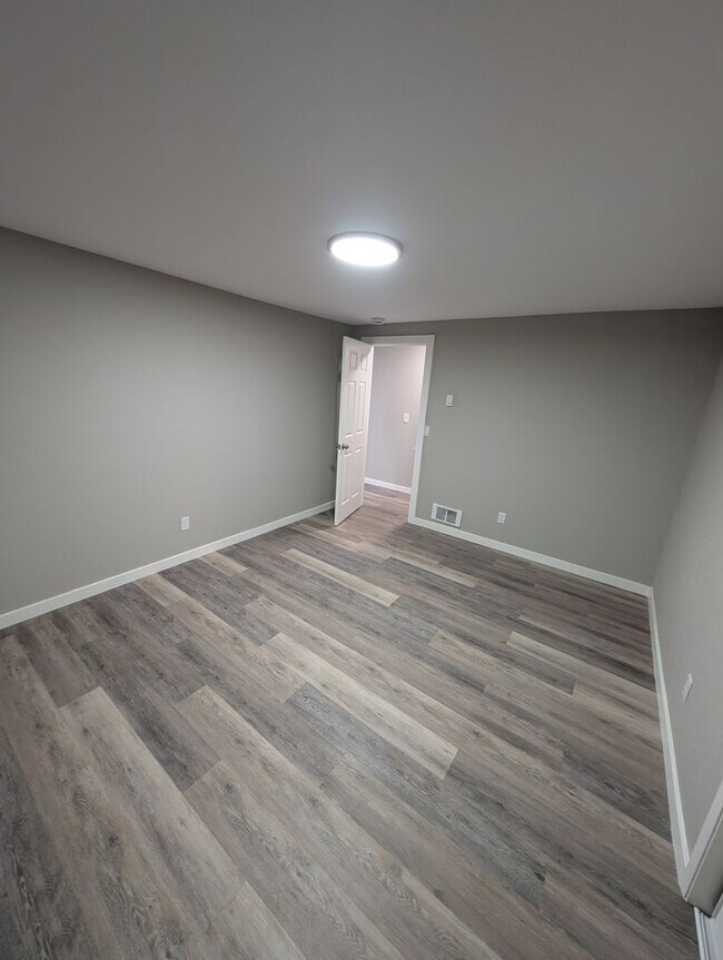 Building Photo - Large, Remodeled 2 Bedroom Duplex Unit on ...