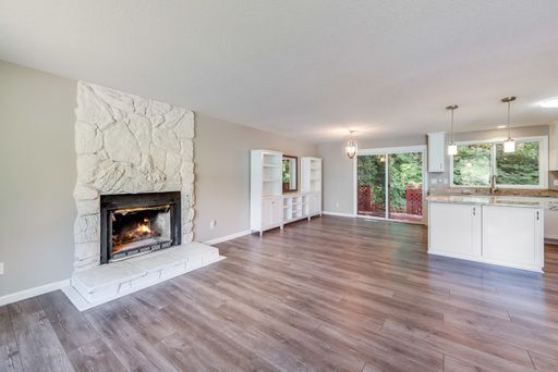 Building Photo - Updated split level home in Shoreline with...