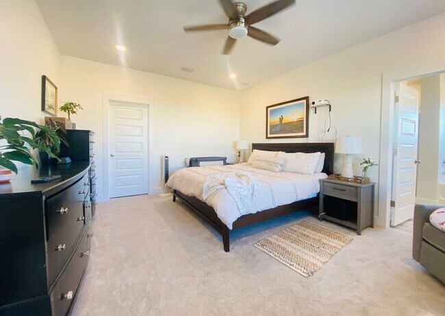 Building Photo - Spacious 4BR/2BA Home with Flexible Living Areas in Saddle Ridge