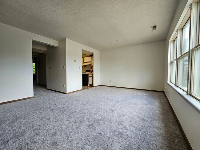 Living/Dining - 627 Iowa Ave