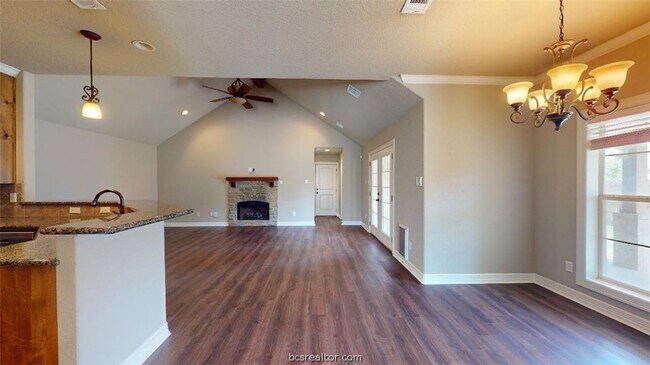 Building Photo - 3925 Devrne Dr
