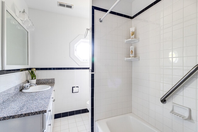 Building Photo - 302 Rucker Pl