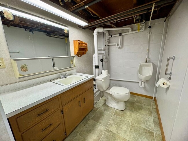 Building Photo - 3 Bedroom 2 Bathroom in Annville w/Huge Ga...