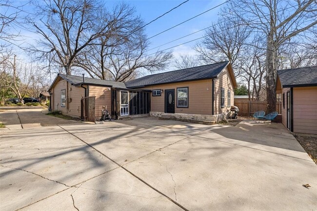 Building Photo - 1501 Broadmoor Dr