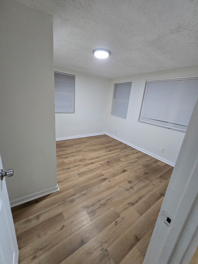 Building Photo - 1347 W 26th St