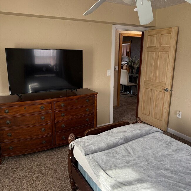 Building Photo - Fully Furnished Spacious 3 Bed 2 Bath, Pet Friendly Home in Orchard Mesa All Utilities Included!