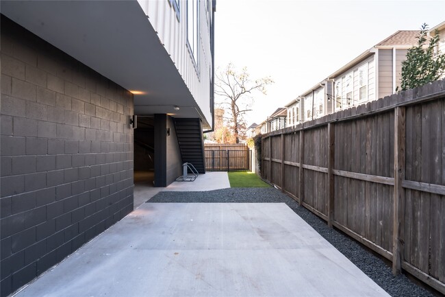 Building Photo - 5614 Larkin St