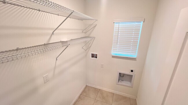 Building Photo - Beautiful 3 Bedroom, 2 Bathroom Home near ...