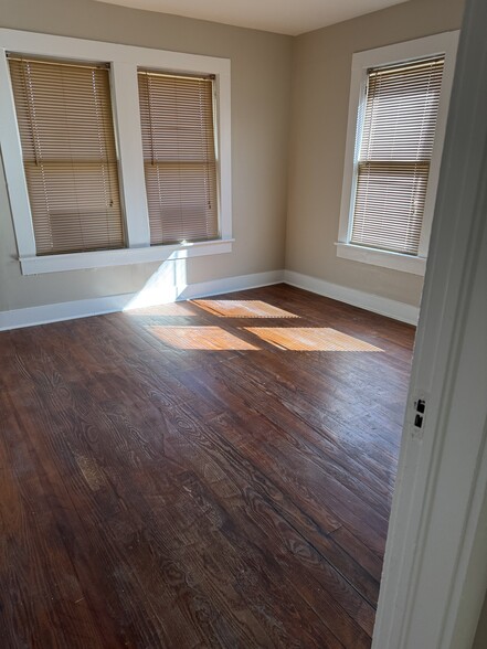 Building Photo - 2004 N Palace Ave