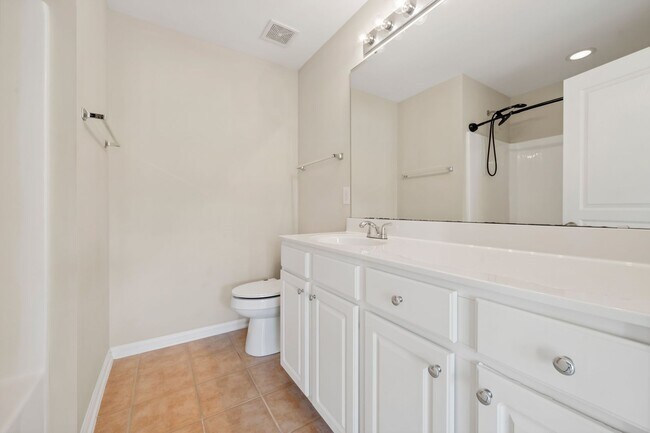 Building Photo - WOW!! - LARGE townhome  Close to everything