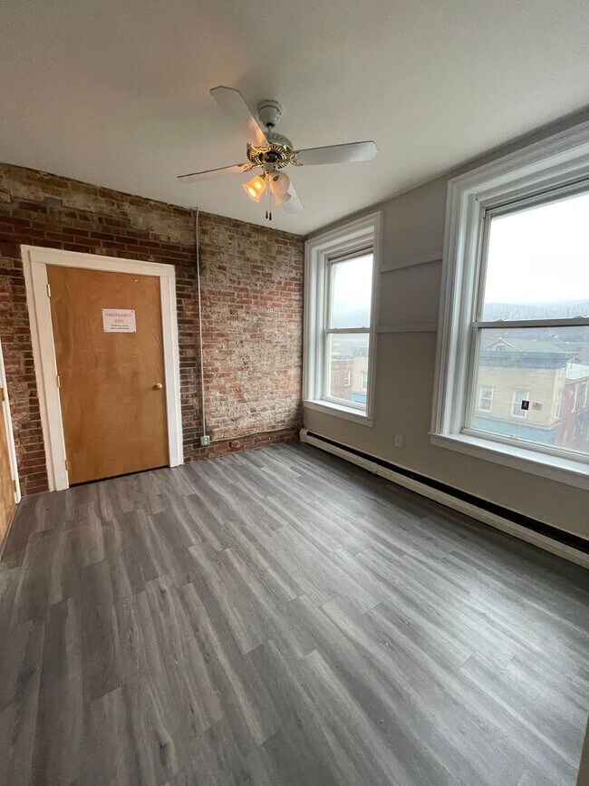 Building Photo - Bright & Spacious 2-Bedroom in Downtown Adams – $1,450/month