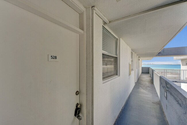 Building Photo - 1801 S Treasure Dr