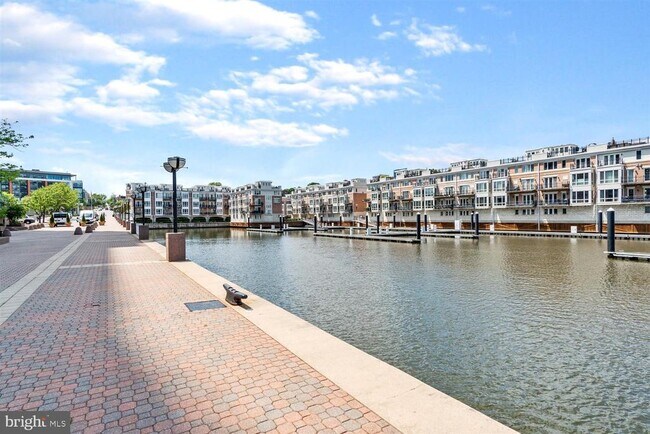 Building Photo - 100 Harborview Dr