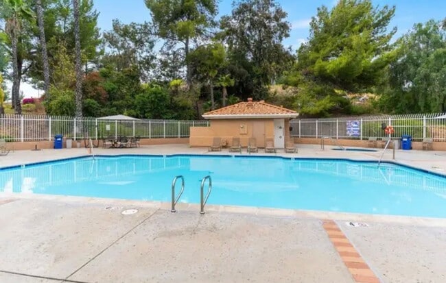 Building Photo - $3,700 - 3 Bed / 2.5 Bath Upgraded Townhome in The Knolls Community