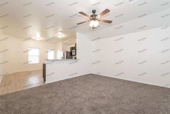 Building Photo - 746 W Lola Dr