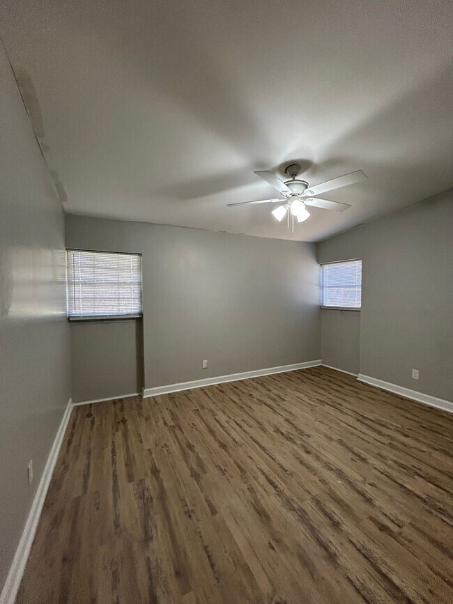 Building Photo - Move in now!