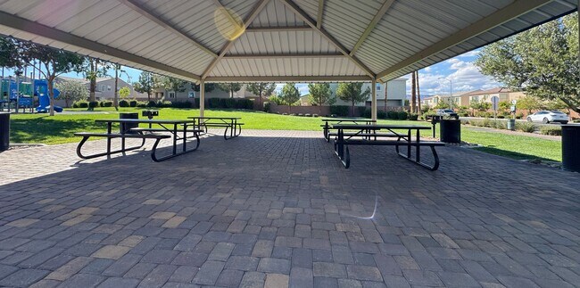 Building Photo - Newer Home with Gated Community Single Fam...