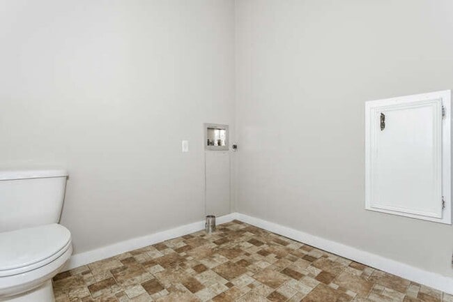 Building Photo - 3 Bedroom 2 bath home with garage in a prime location!