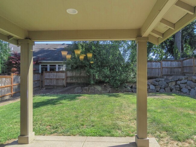 Building Photo - 5 Bedroom 3 Bathroom home available in New...