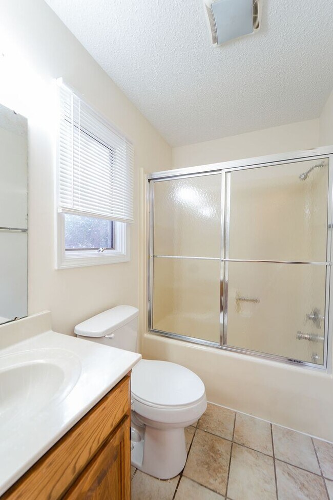 Building Photo - 2 bed, 2 bath new paint and refrigerator