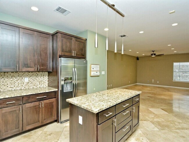 Building Photo - PRELEASING FOR BEGINNING OF JUNE! COME INTO YOUR OASIS!