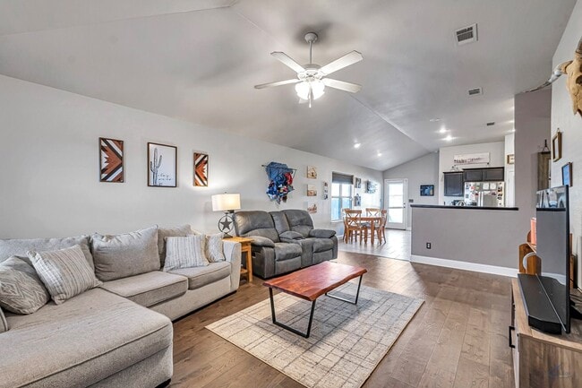 Building Photo - 705 E 95th St