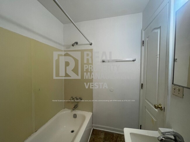 Building Photo - 631 Maplewood Dr