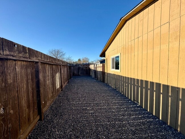 Building Photo - 1379 Temple Ave