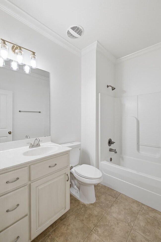 Building Photo - Charming Auburn Home!