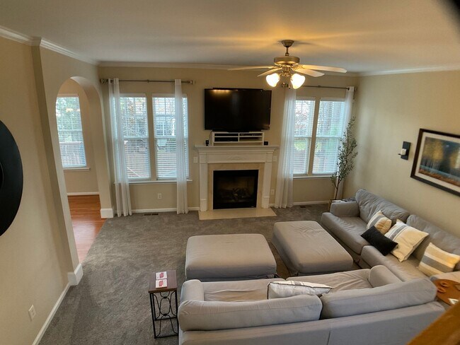 Building Photo - Meticulously maintained 3 bed, fenced yard...
