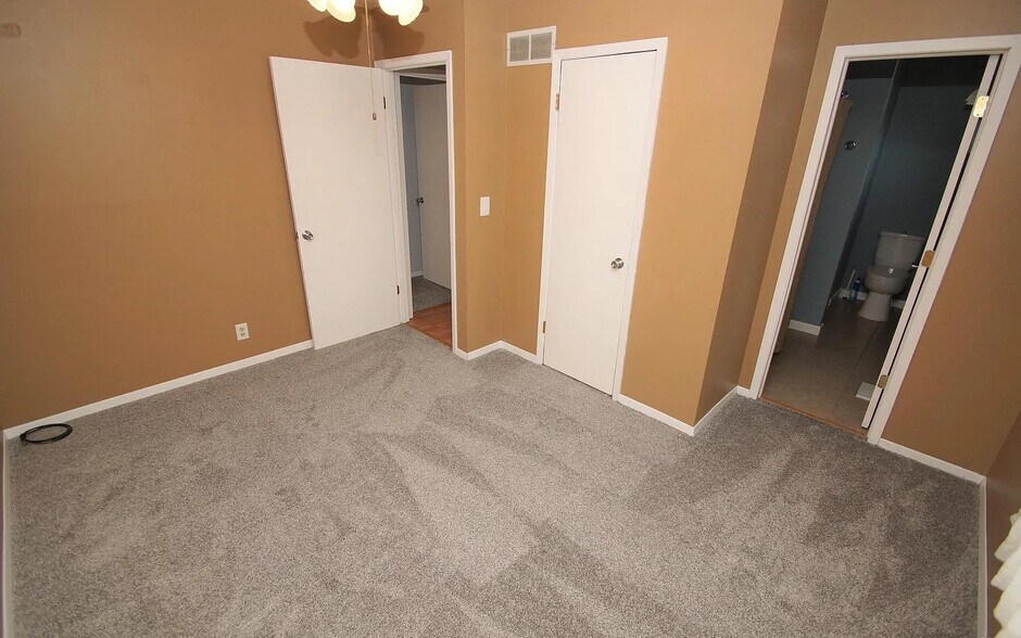 Building Photo - 2609 W 55th St