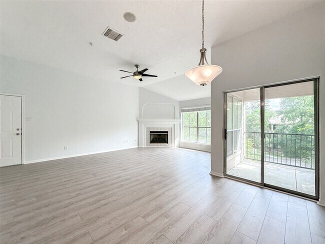 Building Photo - 8051 Bay Branch Dr