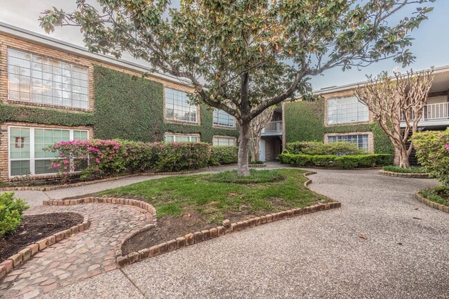 Building Photo - 2121 Fountain View Dr