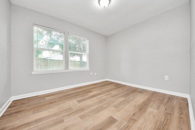 Building Photo - 710 Canary Cir