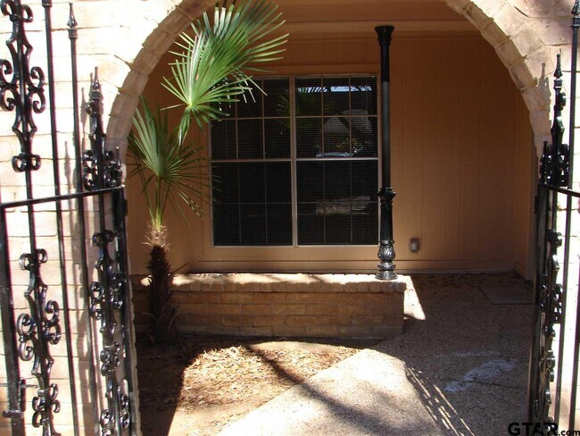 Building Photo - 419 Top Hill Dr