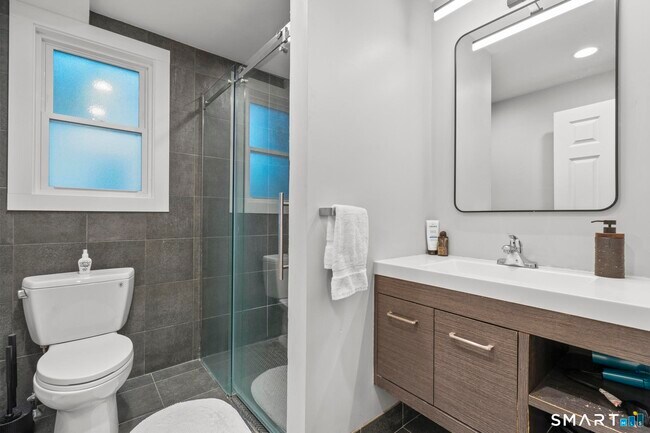 Building Photo - 7 Willowbrook Pl