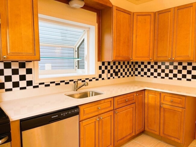 Building Photo - 304 Fulton Ave