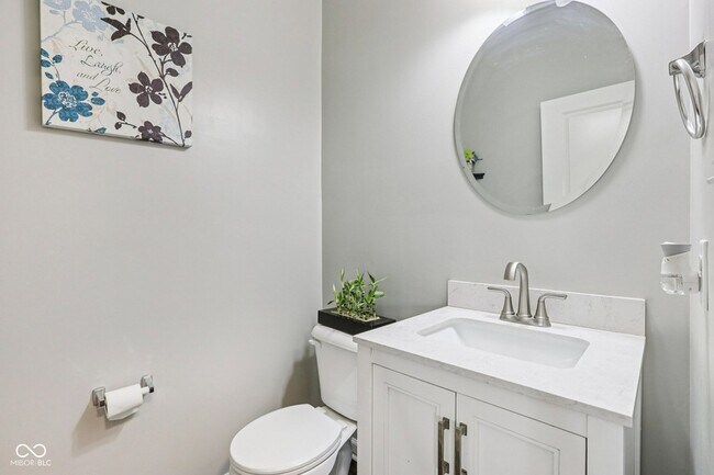 Building Photo - 6673 Laurelwood Dr