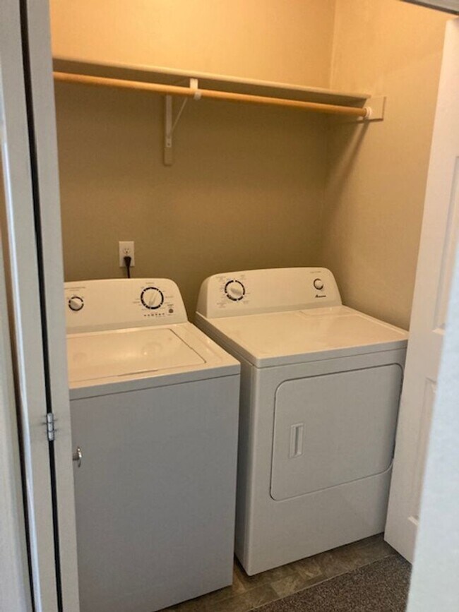 Building Photo - AB1436