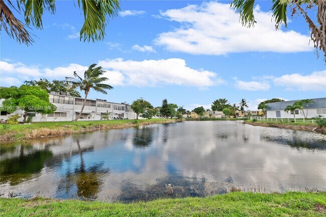 Building Photo - 20310 NE 2nd Ave