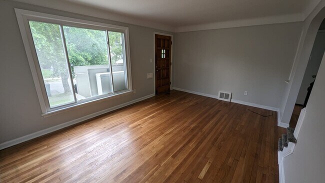 Building Photo - 4 bedroom 1 bathroom