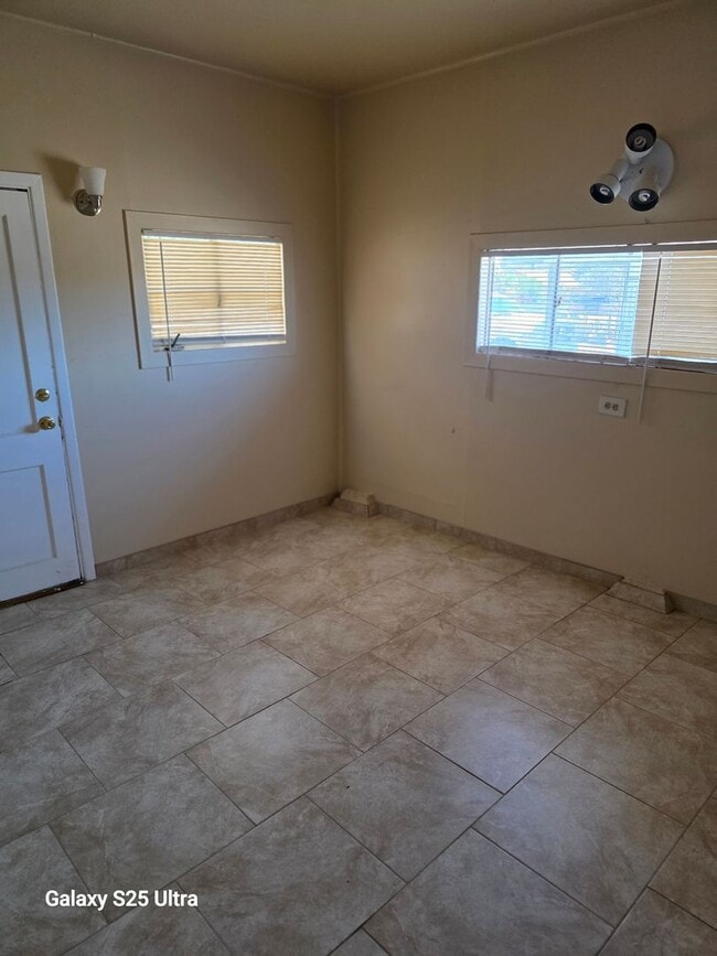 Building Photo - Clean THREE Bedroom Home
